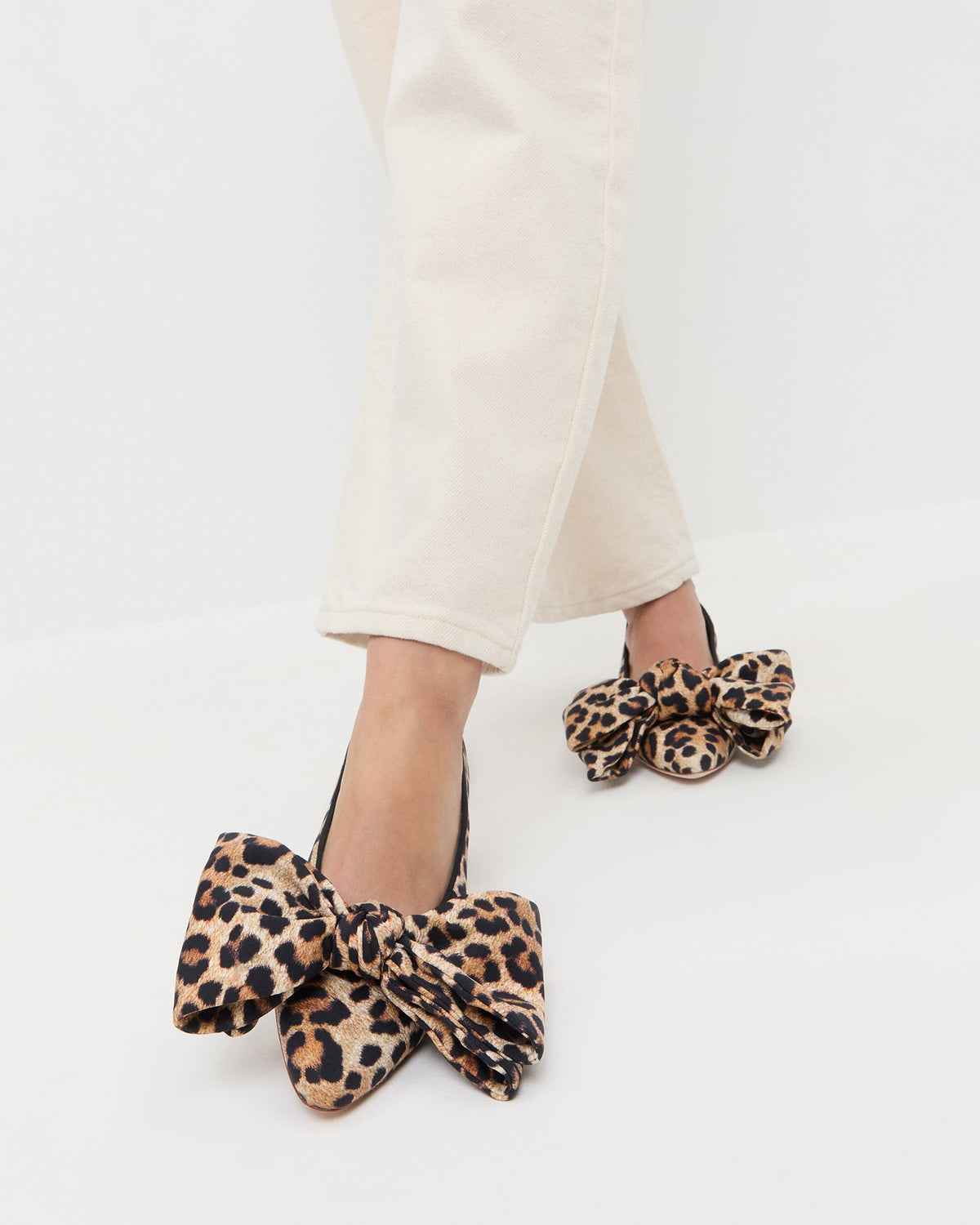 Loeffler Randall Classic - Noa Leopard Jersey Bow Flat